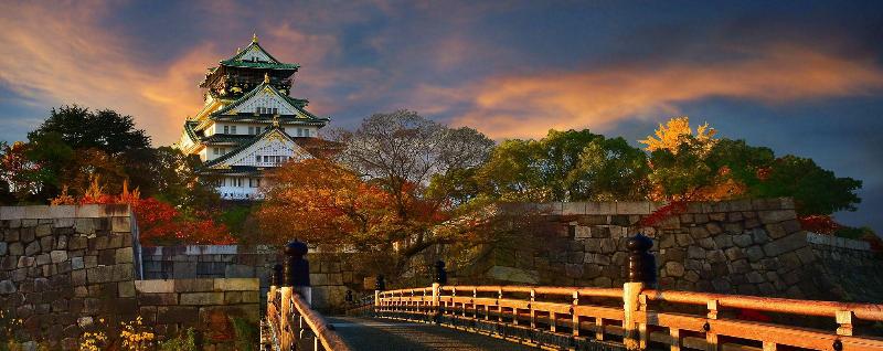 Lâu đài Osaka vào mùa lá phong đỏ rực rỡ, cảnh sắc mùa thu tuyệt đẹp